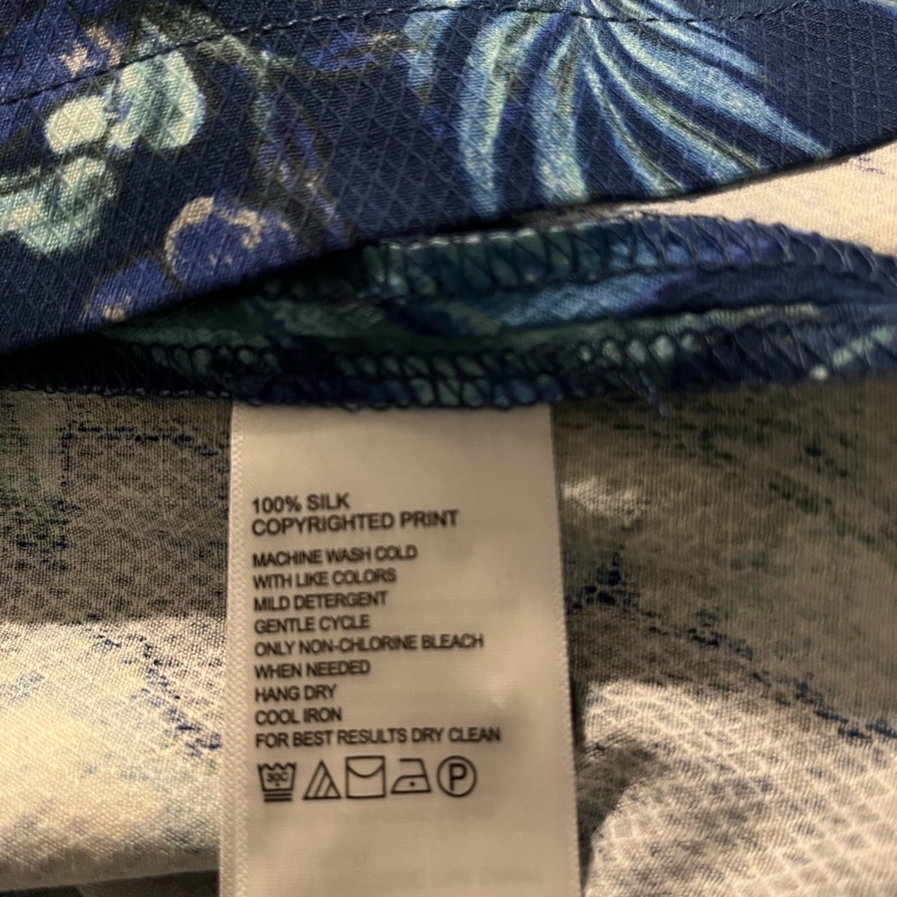 Tommy Bahama 100% silk Hawaiian shirt. Blues/greens floral. New. Size Medium - Picture 5 of 5
